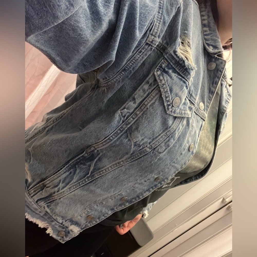 American Eagle Women’s Distressed Jean Jacket - Picture 6 of 7